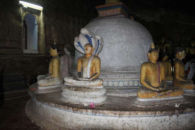 sri lanka dambulla Buddha statues