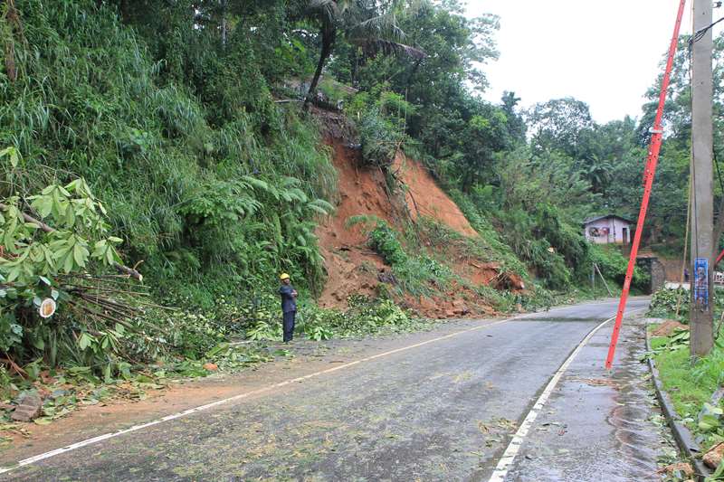 sri lanka landslides flooding